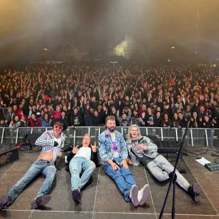 🤟Všichni tihle lidi a tisíce dalších, si užili náš letní set. ❗️A my vás teď všechny moc potřebujeme❗️ V listopadu vám...