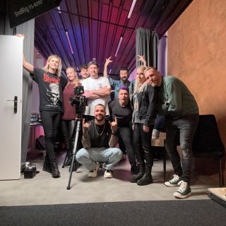 Včera jsme natáčeli novej klip🎬 a užívali si slvělej den v týhle skělý partě. 🍻 Moc díky všem za pomoc. 🤗 Novej singl a...